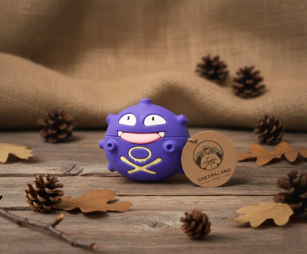 Rejoignez la Team Rocket ! Protégez vos écouteurs avec cette coque Smogo (Koffing) en silicone 3D. Compatible tous AirPods (Pro, 1, 2, 3). Finition premium et médaillon Sherpaland inclus."